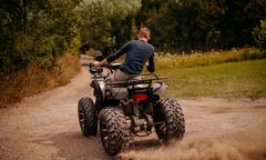 Wjechał quadem w słup. Ojciec i 8-latek w szpitalu