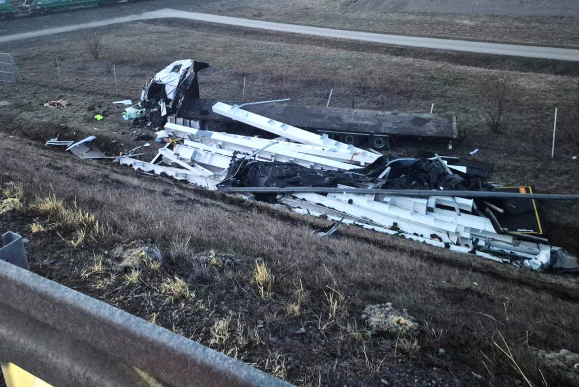 Tragiczny wypadek na autostradzie A4. Ciężarówka spadła z nasypu