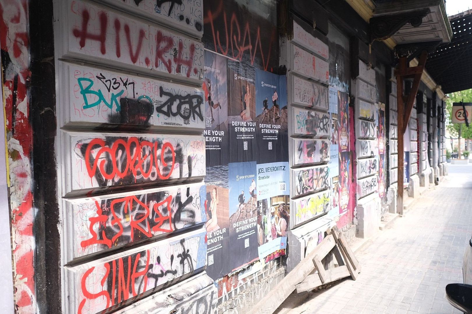 Graffiti na ul. Chmielnej, 2022.