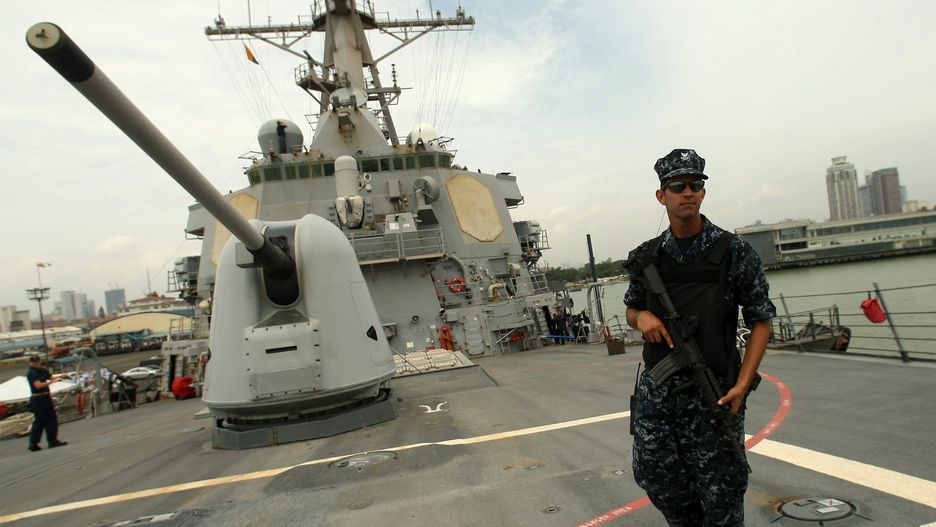 USS Milius (DDG-69) docks at the Port of Manila.
epa03364479 An armed sentinel on duty is seen on deck of USS Milius (DDG-69), a U.S. Navy Aeigis class guided missile destroyer, docked at the Port of Manila, Philippines, 18 August 2012. USS Milius (DDG-69) is in Manila for a four-day routine port call, amid rising tensions in the South China Sea.Tensions escalated last month when China announced the establishment of a new city and military garrison in the disputed Scarborough Shoal. The conflict began on 10 April when two Chinese naval ships blocked Philippine navy personnel from arresting the crew of eight Chinese fishing boats for alleged poaching. The shoal is 230 kilometres west of the Philippines' northern province of Zambales and 870 kilometres from the nearest coast of China in Hainan province. China claims nearly the entire South China Sea, which straddles key shipping lanes in the region and is believed to be rich in resources. The Philippines, Malaysia, Vietnam, Brunei and Taiwan also have overlapping claims in the sea.  EPA/FRANCIS R. MALASIG
Dostawca: PAP/EPA.
FRANCIS R. MALASIG