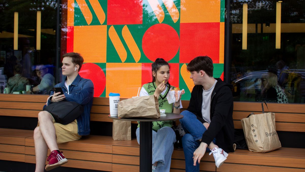 People dine at the McDonalds substitute in Moscow
MOSCOW, RUSSIA - 2022/06/17: People dine at the McDonalds substitute in Moscow. A Russian businessman launched the new brand after the fast-food giant closed all of its restaurants in Russia. (Photo by Vlad Karkov/SOPA Images/LightRocket via Getty Images)
SOPA Images
dine, mcdonald's, substitute