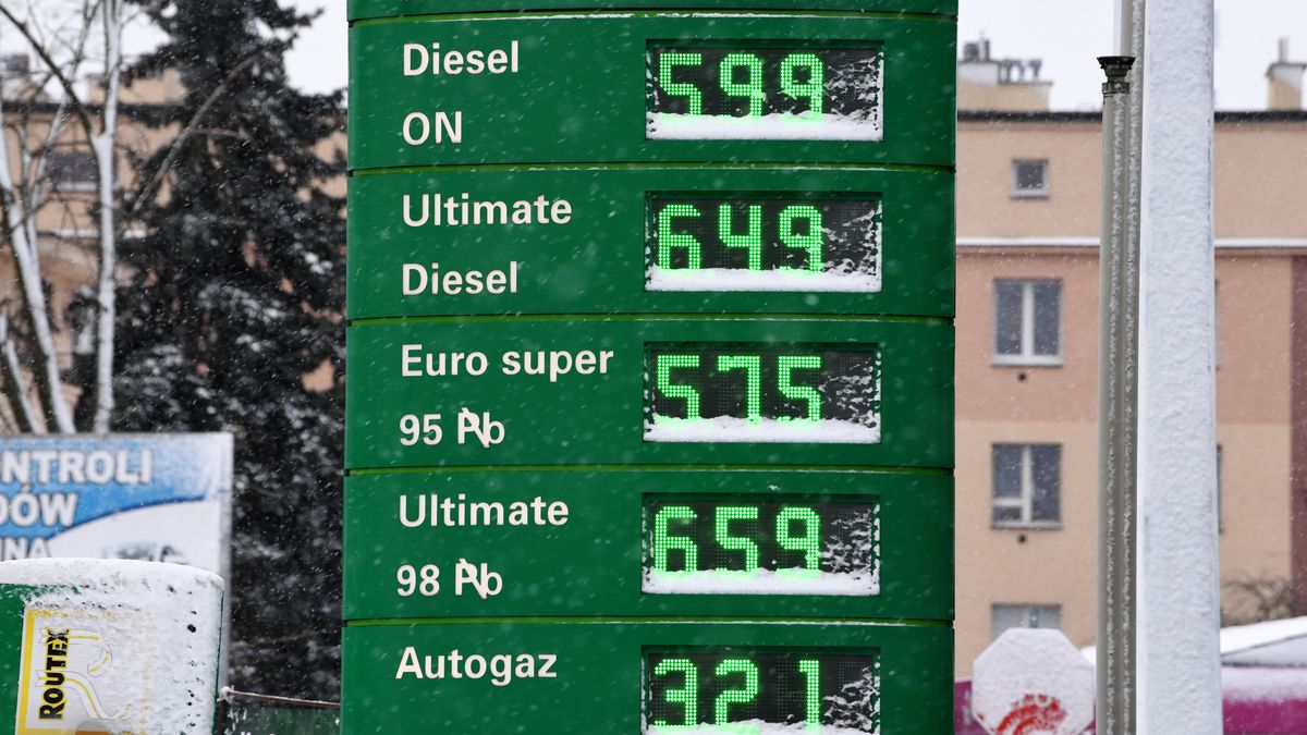 Przemyśl, 21.12.2021. Ceny paliw na jednej ze stacji w Przemyślu, 21 bm. Od poniedziałku, 20 grudnia br. obowiązuje podpisana przez prezydenta RP ustawa obniżająca akcyzę na paliwa. (dd/amb) PAP/Darek Delmanowicz