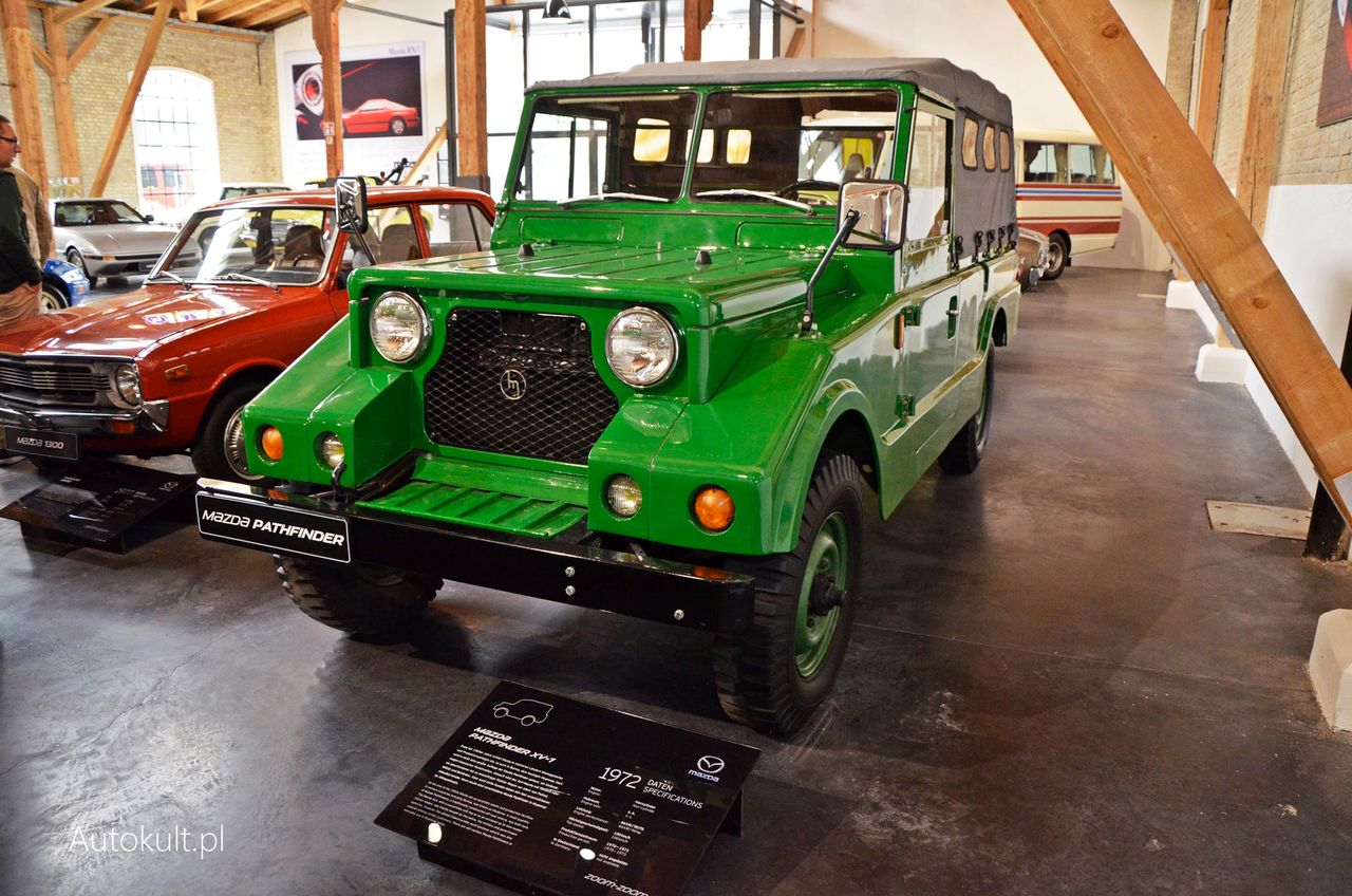 Każdy w tym czasie kopiował Jeepa lub Land Rovera. Mazda wybrała tę druga opcję i przygotowała dla wojska pojazd o nazwie wykorzystywanej teraz przez Nissana - Pathfinder. To egzemplarz z 1972 roku, potwierdzający, że Mazda tworzyła także auta terenowe...
