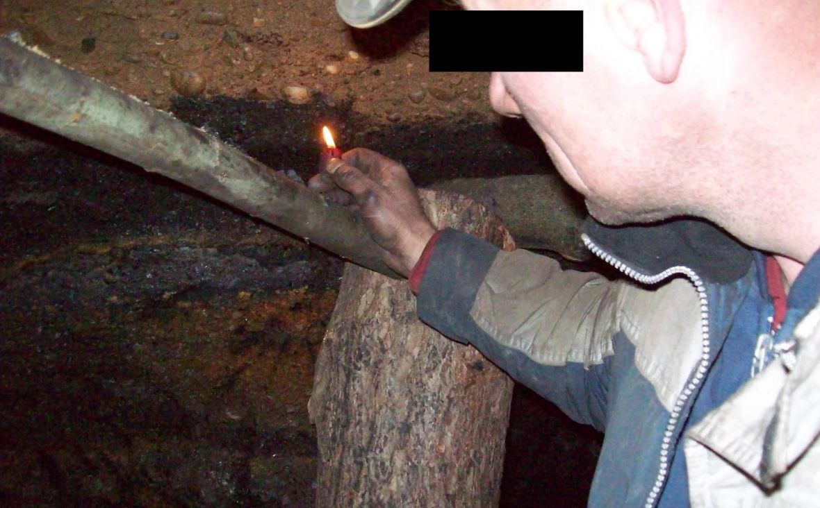 Górnik sprawdza, czy w biedaszybie jest wystarczająca ilość powietrza