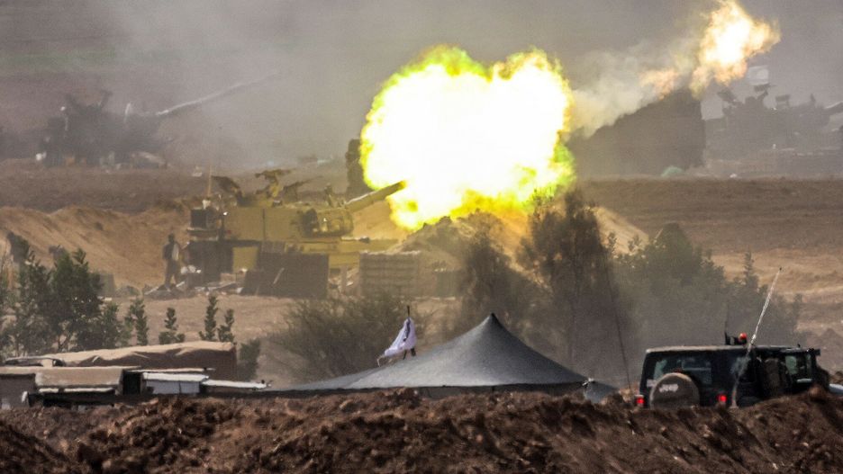 Wojna izraelsko-palesty?ska
An Israeli army M109 155mm self-propelled howitzer fires rounds near the border with Gaza in southern Israel on October 12, 2023. Thousands of people, both Israeli and Palestinians have died since October 7, 2023, after Palestinian Hamas militants entered Israel in a surprise attack leading Israel to declare war on Hamas in the Gaza Strip enclave on October 8. (Photo by JACK GUEZ / AFP)
JACK GUEZ