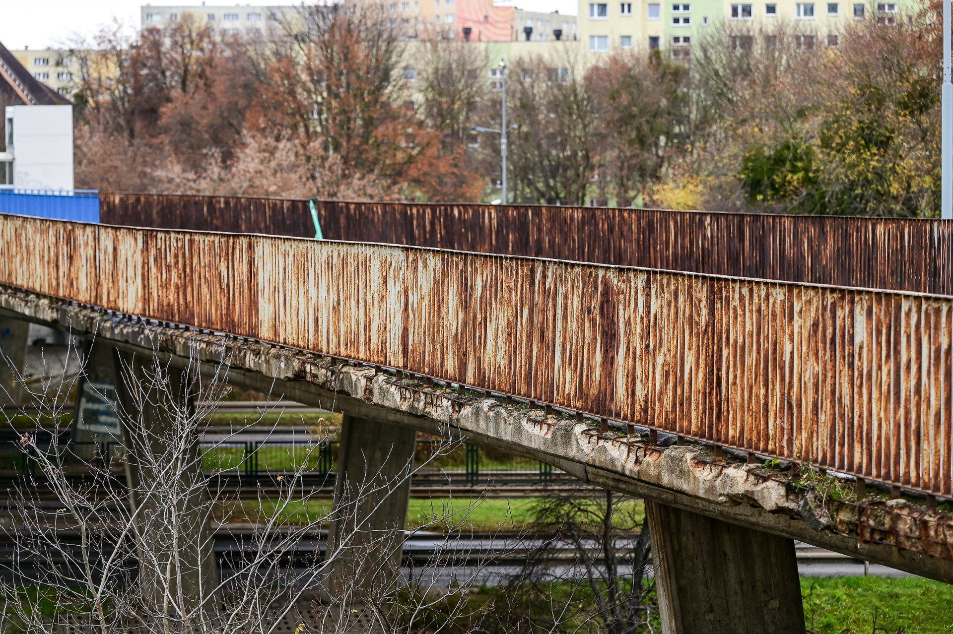 Prace rozbiórkowe kładki dla pieszych na Zaspie w Gdańsku