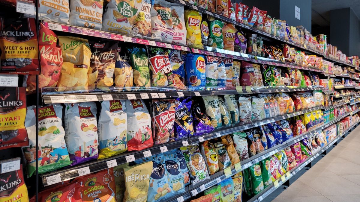 Sklepowa półka z chipsami i innymi przekąskami