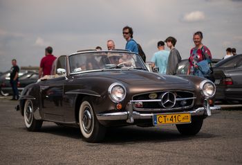 Święto motoryzacji na toruńskim lotnisku. Marka Mercedes w roli głównej