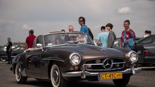 Święto motoryzacji na toruńskim lotnisku. Marka Mercedes w roli głównej