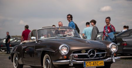 Święto motoryzacji na toruńskim lotnisku. Marka Mercedes w roli głównej