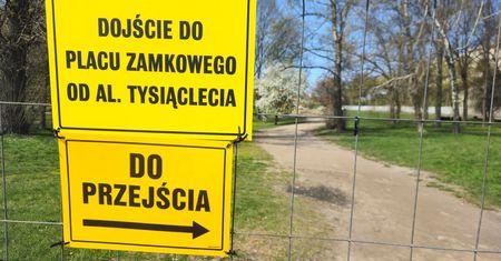 Koniec ze skrótem przez Błonia. Ruszyły właściwe prace pod Zamkiem – piesi spacerkiem na około