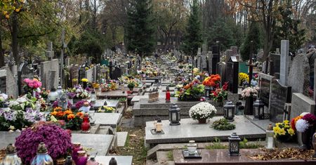 Rozdają znicze za darmo. Nowy trend na polskich cmentarzach