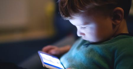 Ekspertka alarmuje: smartfony powodują nieodwracalne zmiany w oczach