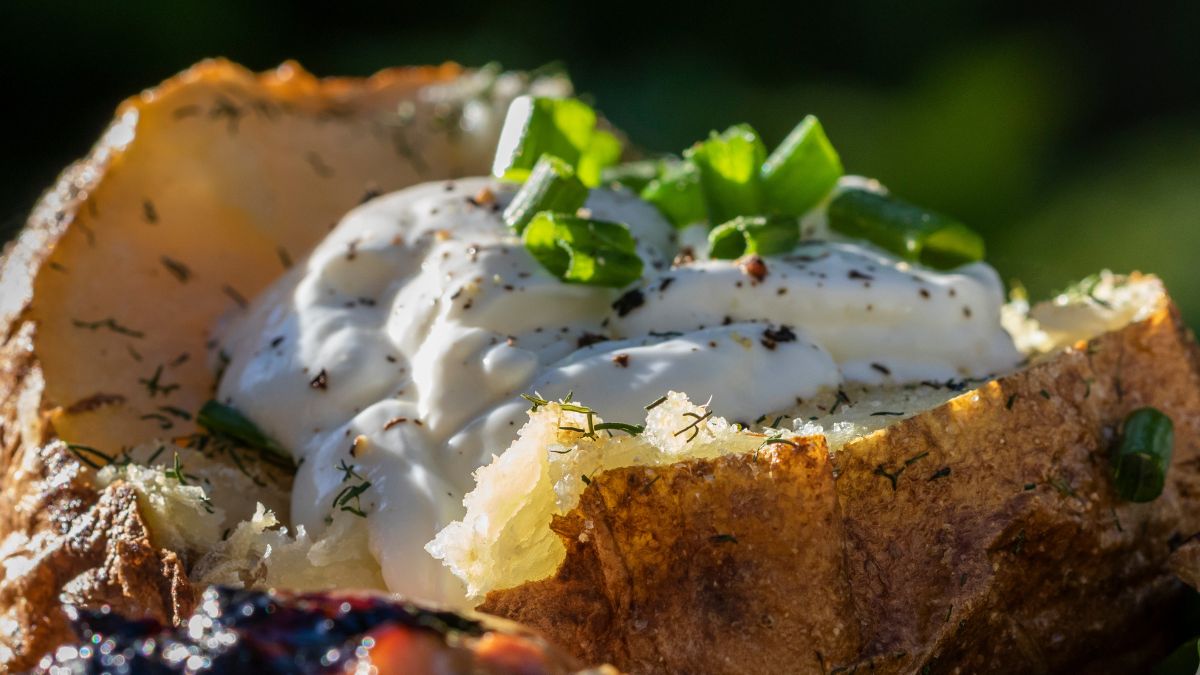 Pieczony ziemniak z bryndzą 