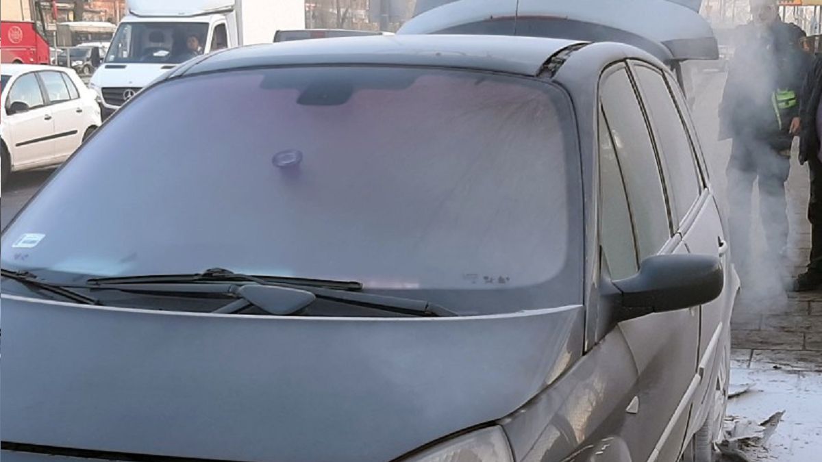 Strażnicy miejscy ugasili płonące auto dzięki pomocy kierowców 