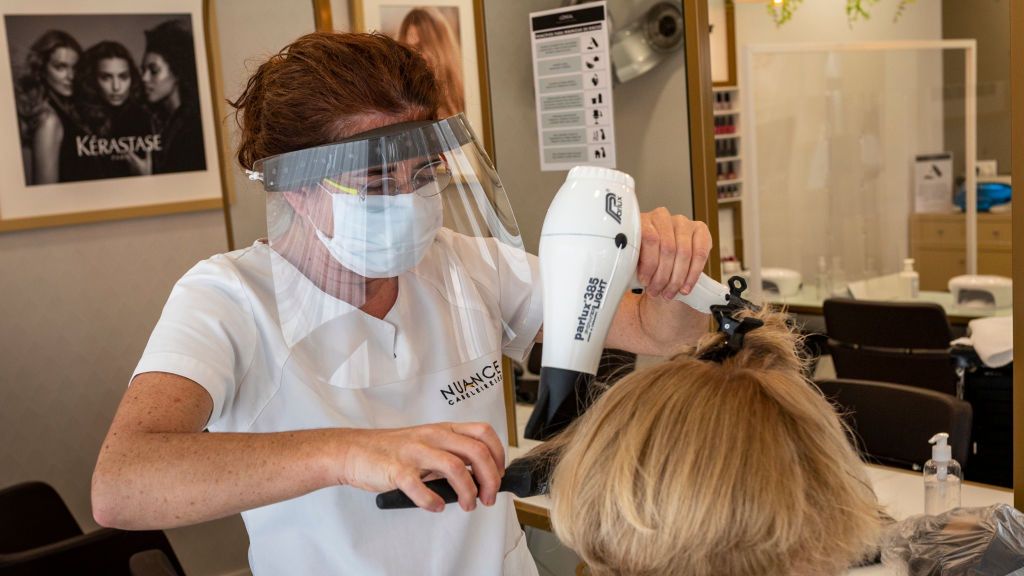 Salony fryzjerskie i kosmetyczne znów otwarte. Jakie zasady obowiązują?