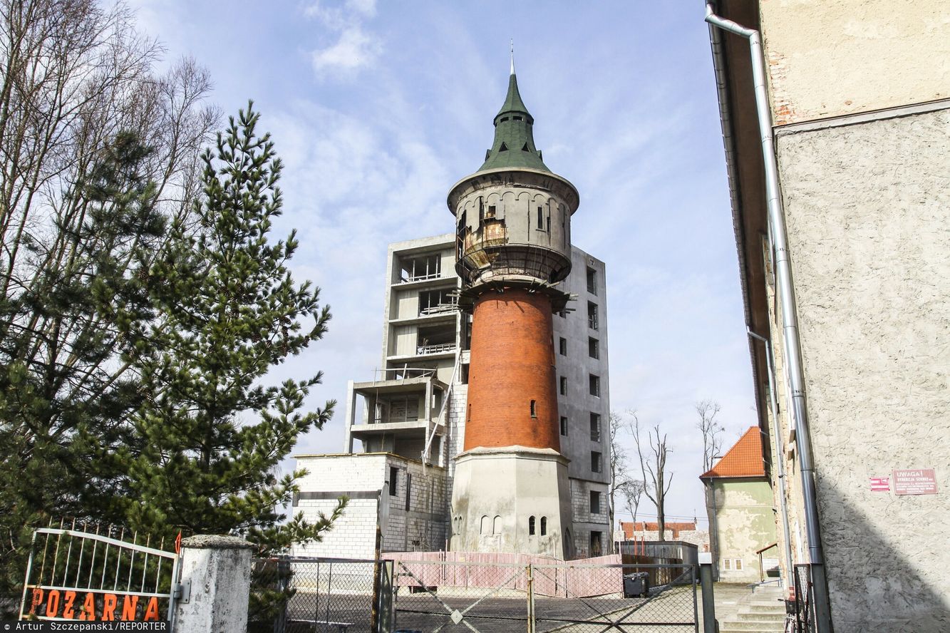 Oddali wieżę za złotówkę. Po dwóch dekadach zapłacą za nią 2,8 mln zł