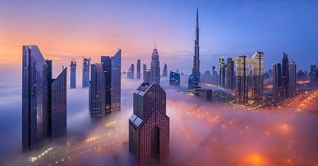 Prawdziwe drapacze chmur w Dubaju tworzą widok miasta przyszłości