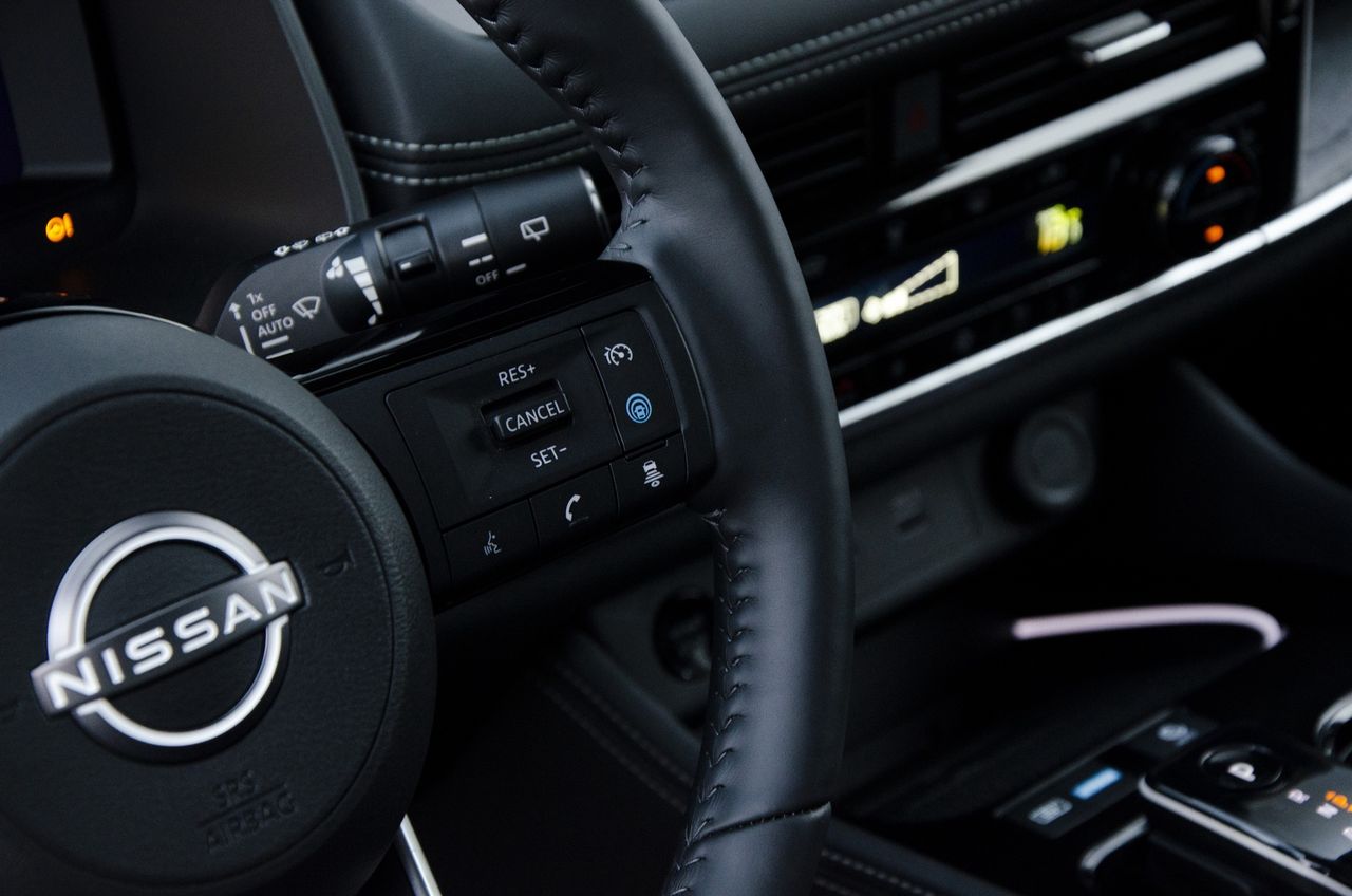 Nissan X-Trail - niebieskim przyciskiem włącza się tryb półautonomicznej jazdy. Naprawdę można się zrelaksować