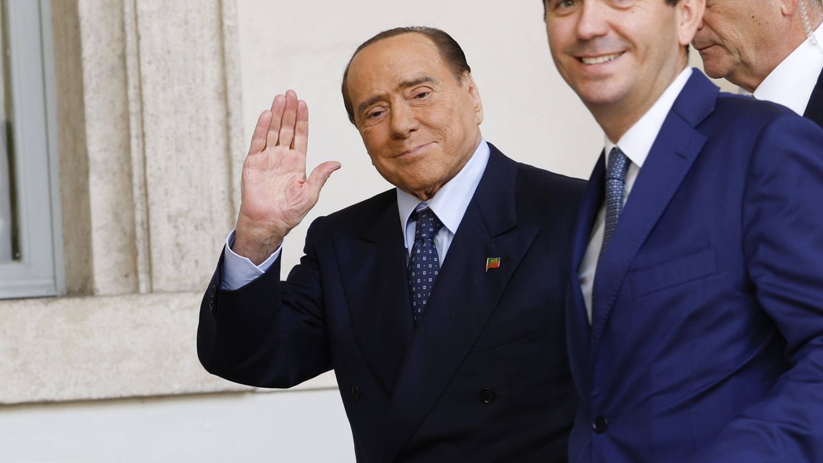 Italy holds political consultations to form new government
epa10256328 Leader of 'Forza Italia' party Silvio Berlusconi arrives for a meeting with Italian president for the first round of formal political consultations for new government at the Quirinale Palace in Rome, Italy, 21 October 2022.  EPA/FABIO FRUSTACI 
Dostawca: PAP/EPA.
FABIO FRUSTACI