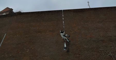 Banksy kontratakuje. Nowy mural na ścianie więzienia
