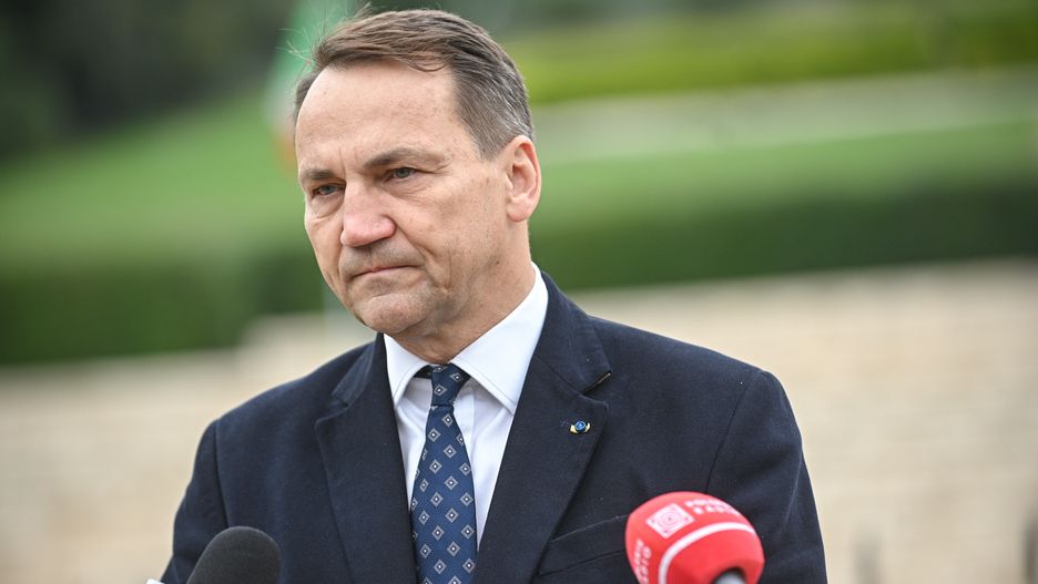 Rados�aw Sikorski
Cassino, 18.10.2024. Minister spraw zagranicznych Rados�aw Sikorski udziela wypowiedzi dla medi�w po z�o�eniu kwiat�w na Polskim Cmentarzu Wojennym pod Monte Cassino, 18 bm. Odwiedziny na Polskim Cmentarzu Wojennym by�y ostatnim punktem wizyty szefa polskiej dyplomacji we W�oszech. (amb) PAP/Marcin Obara
Marcin Obara
bitwa, polityk, Polski Cmentarz Wojenny, polskie si�y zbrojne na zachodzie, upami�tnienie, wizyta, wizyta ministra, wizyta szefa MSZ, zagraniczna