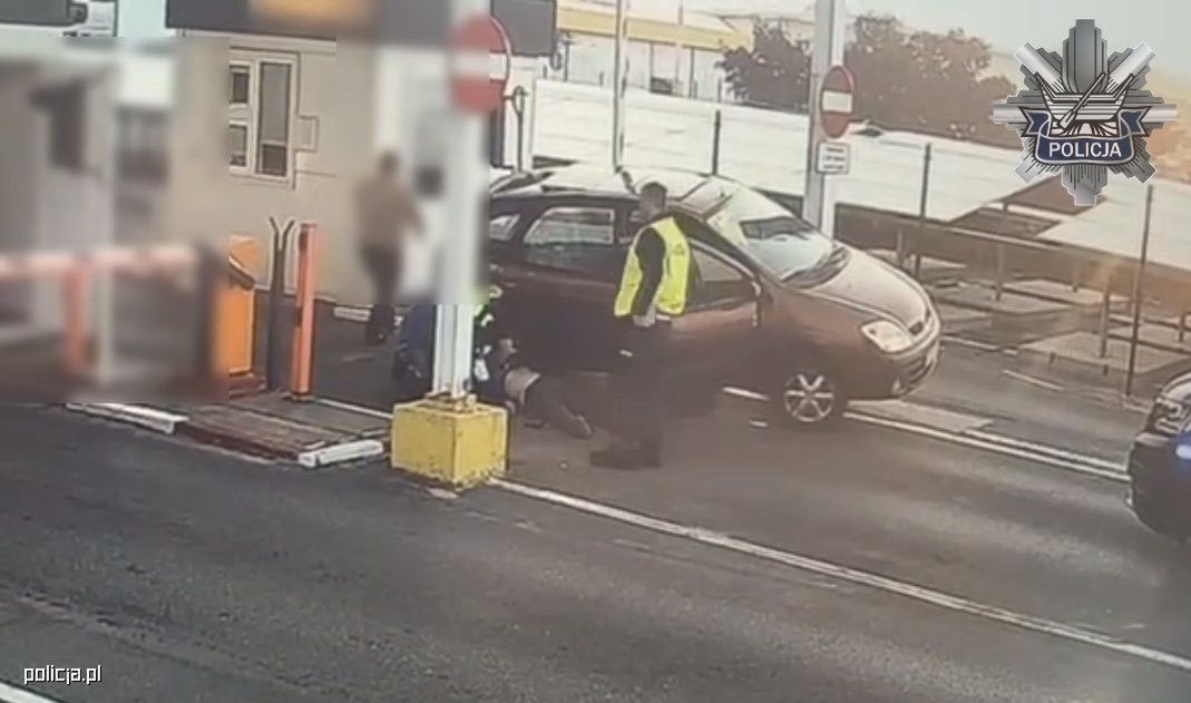 Łódź: Policjanci i świadek uratowali reanimowali kierowcę