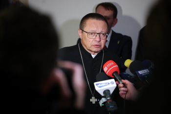 Ataki na kard. Rysia. Jest oświadczenie w jego obronie