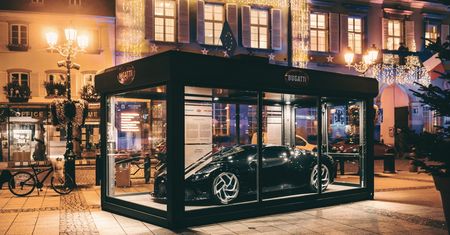 Bugatti La Voiture Noire stanęło w centrum miasta. To najdroższa gwiazdkowa dekoracja