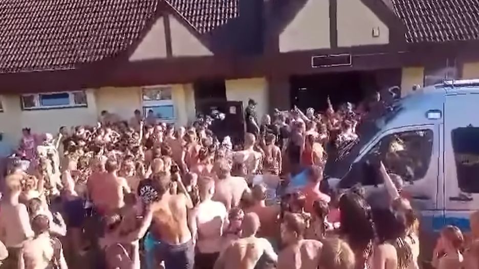 Screen z filmu z policyjnej akcji na basenie w Bytomiu. fot. Facebook/Mateusz Mikołajczyk