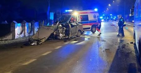 Zderzenie autobusu z osobówką. Z samochodu niewiele zostało