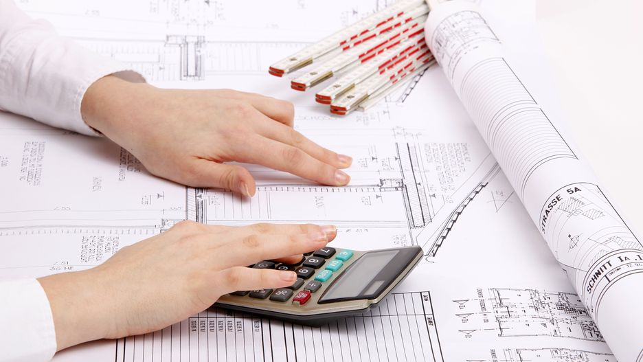 planung, bauherr, neubau, konzept, bauplan, eigenheim, haus, hausbau, immobilien, immobilie, architektur, taschenrechner, rechner, ausrechnen, kalkulieren, kalkulation, weiss, frau, hand, hände, mensch, person, architekt, planzeichnung, architekturplan, ausschreibung, blueprint, business, büro, einfamilienhau, entwickeln, entwickler, entwicklung, konstruieren, konstruktion, planen, renovierung, umbau, zeichnen, attraktiv, jung