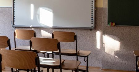 "Niezbędnik ewakuacyjny" dla uczniów na Ukrainie. Na liście komplet ubrań na zmianę