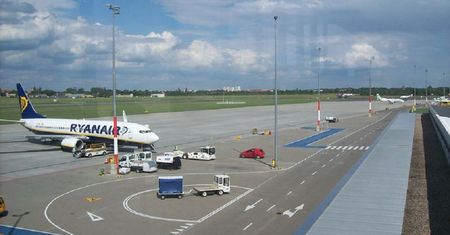 Poznań. Pilot miał krzyczeć "won" do pasażerów. Mamy oświadczenie Ryanaira
