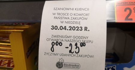 Biedronka wydłuża godziny otwarcia przed Majówką 2023. W niedzielę sklepy czynne nawet do 23:00