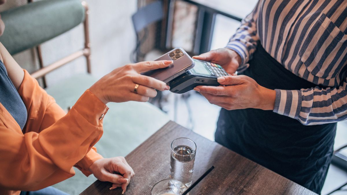 Kobieta płaci rachunek w restauracji