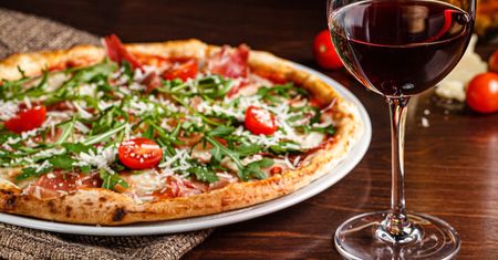 Ekspert radzi: "Włoska pizza i włoskie wino. To po prostu musi się udać"