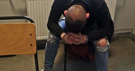 Pracował przy studzience kanalizacyjnej. Nagle został kopnięty w głowę