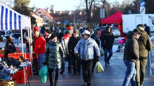 Miedziana Góra: Słoneczna giełda w w niedzielę. Mróz nie przeszkodził w zakupach