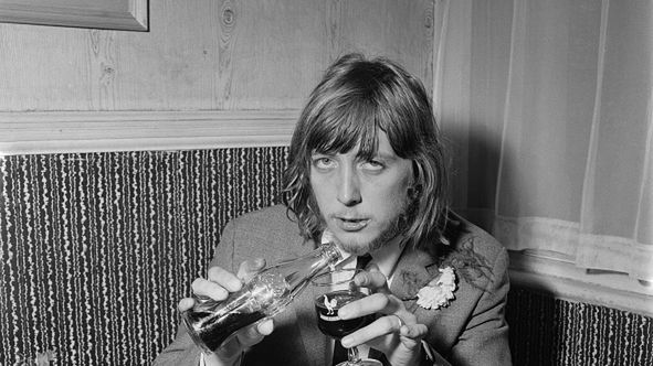 Viv Prince pije coca colę. Chwilę wcześniej dostał mandat