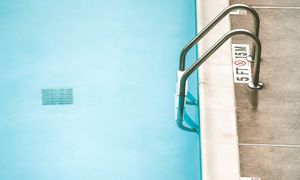 Walczą z bakterią na basenie. Czas na ingerencję chemiczną