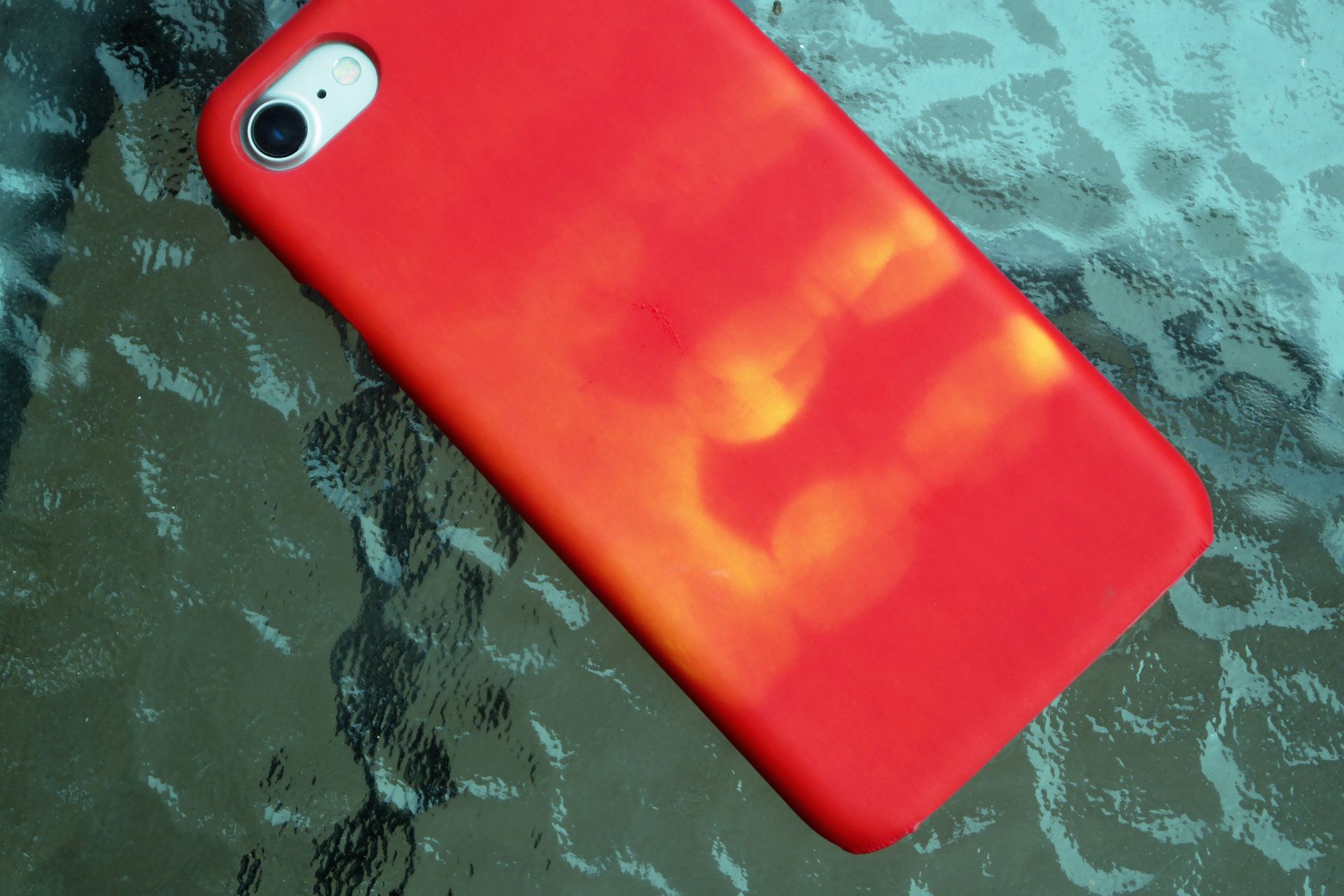 Chińskie etui na telefon, które zmienia kolor, gdy je trzymasz 3
