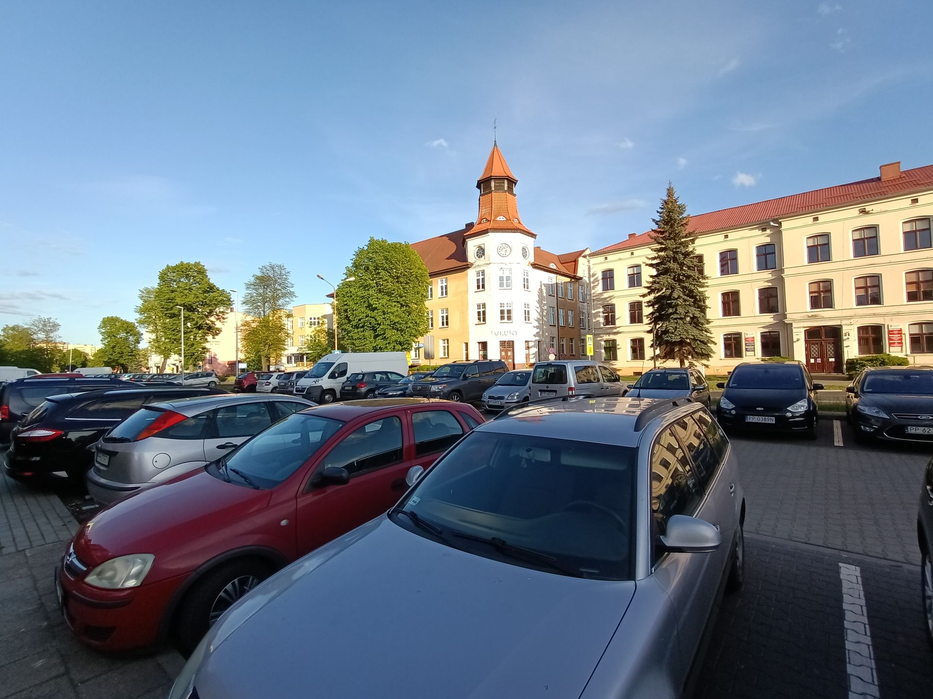 Taniej, ale i bardziej nijako. Test OPPO Reno 3 23