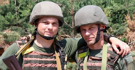 Ojciec i syn ramię w ramię walczą z Rosjanami. "Jeden okop i wspólne marzenie"