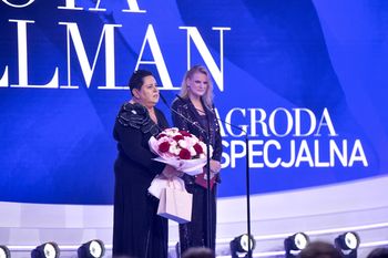 Wellman zaskoczyła gestem. Oddała swoje kwiaty po zejściu ze sceny. Były owacje