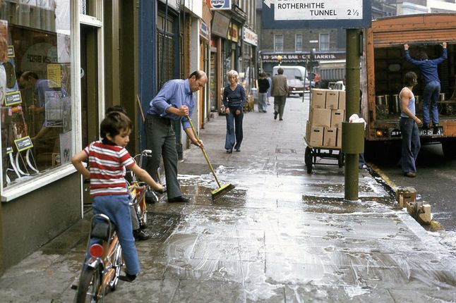 Zdjęcia powstały podczas wycieczki do Londynu w 1972 roku. Pokazują one interesujące spojrzenie na miasto z perspektywy człowieka, który odwiedza je pierwszy raz. Wiele z nich można zaliczyć do gatunku fotografii ulicznej, ukazującej życie codzienne. Nie trafimy tu wprawdzie na definicję decydującego momentu, lecz poznamy strukturę kulturową i społeczną ówczesnego Londynu.