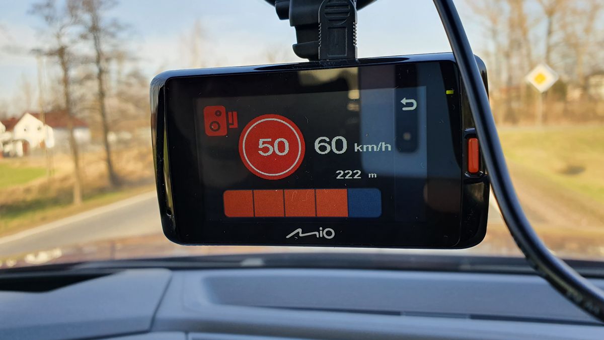 Wideorejestrator Mio Mi Viue 795 sprawnie ostrzega przed fotoradarami i uważam to za największą zaletę urządzenia