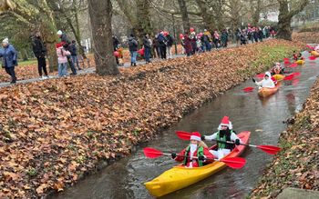Gorzow: Tłum mieszkańców przywitał orszak Mikołajów w kajakach