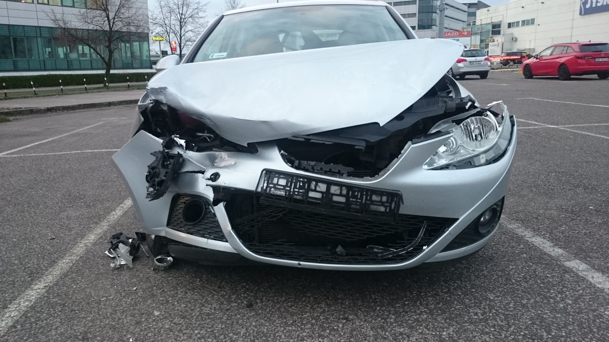 Masz tanie auto, w którym wystrzeliła poduszka? Szkoda całkowita jest niemal pewna.