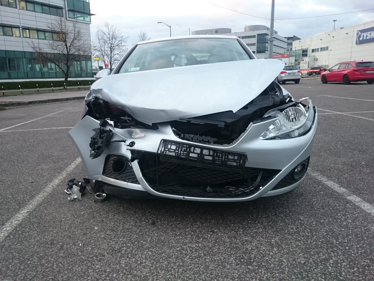 Masz tanie auto, w którym wystrzeliła poduszka? Szkoda całkowita jest niemal pewna.